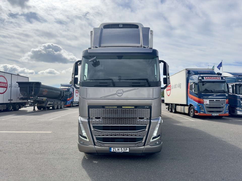 En parkerad lastbil på en stor parkering.